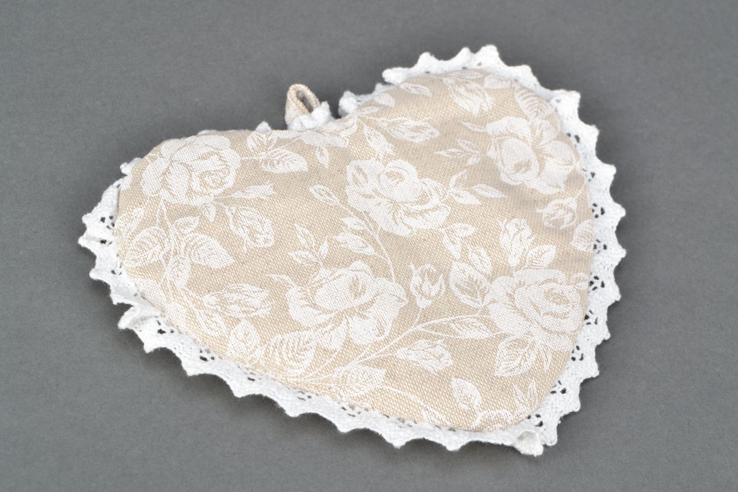 Manique coeur en tissu de coton et polyamide blanche décorée faite main  photo 4