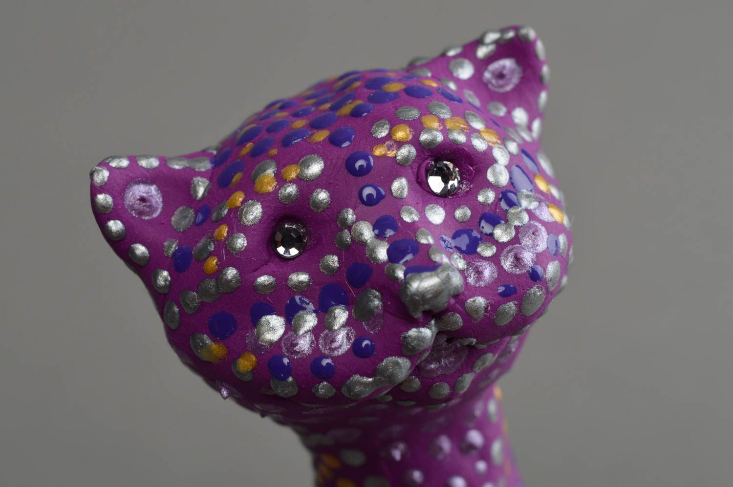 Schöne violette kleine originelle handgemachte Figurine Katze aus Polymerton foto 5