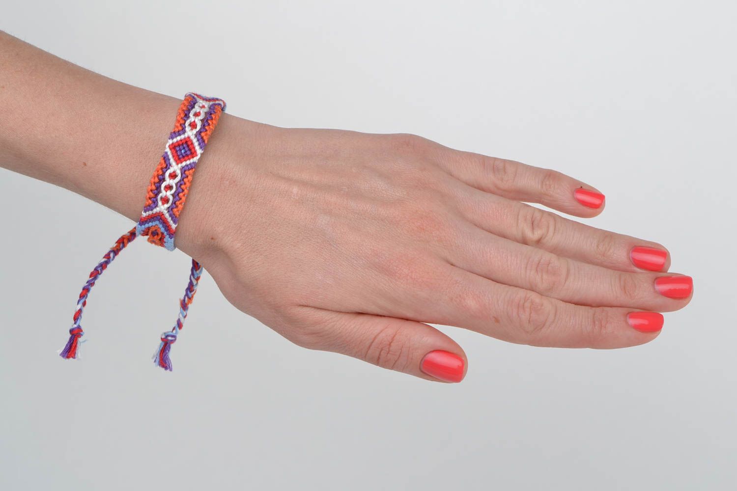 Bracelet tressé en fils moulinés multicolore fait main macramé à motif original photo 2