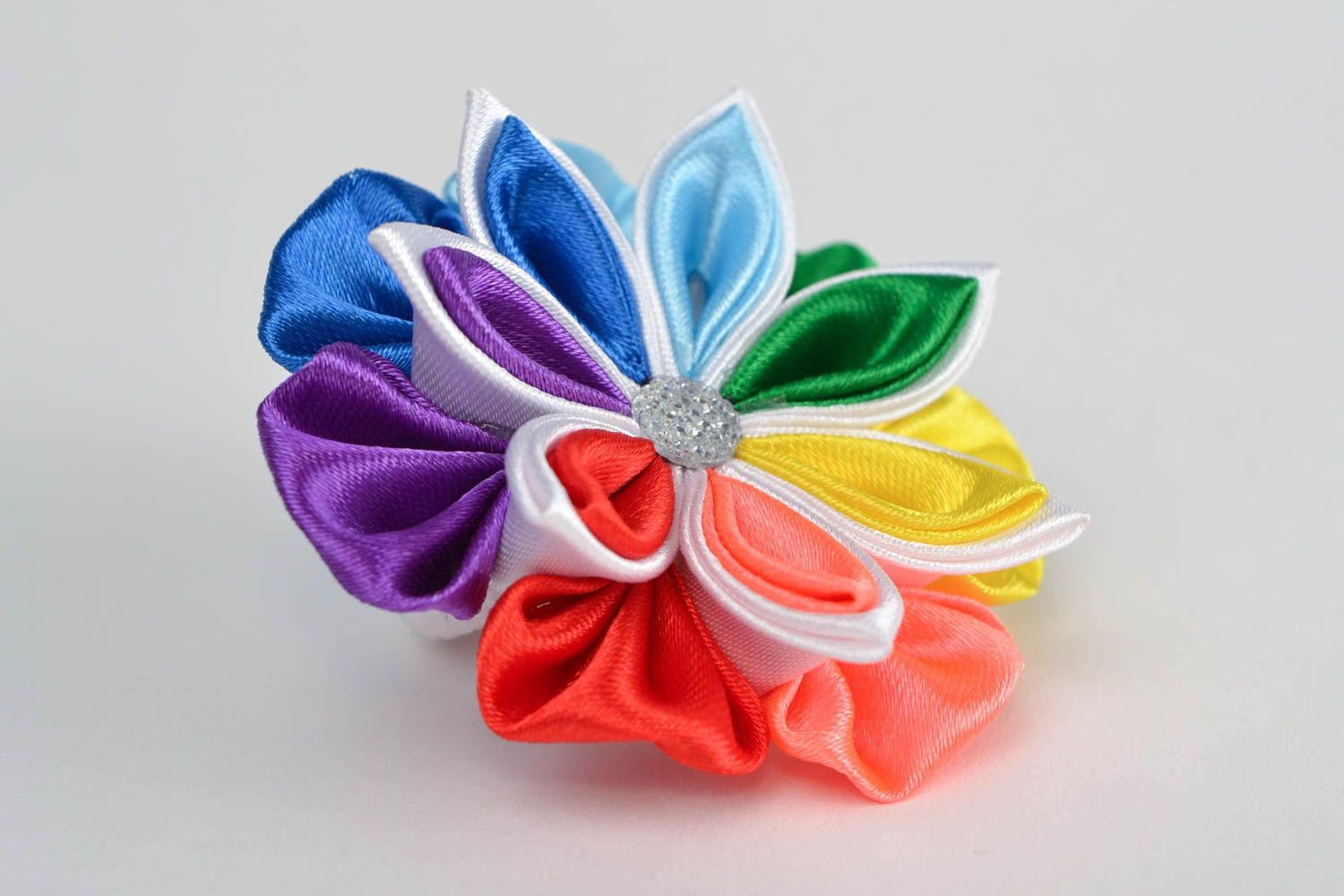 Haar Gummi Blume Kanzashi Technik für Kinder schön handgeschaffen künstlerisch  foto 4