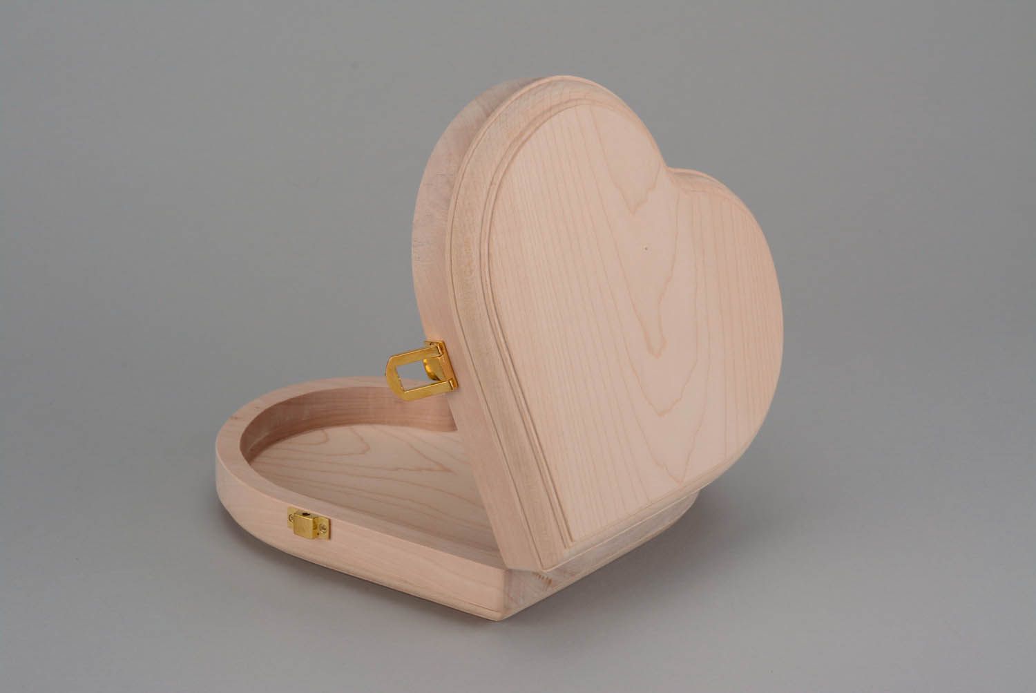 Caja de madera en blanco en forma de corazón con cierre foto 2