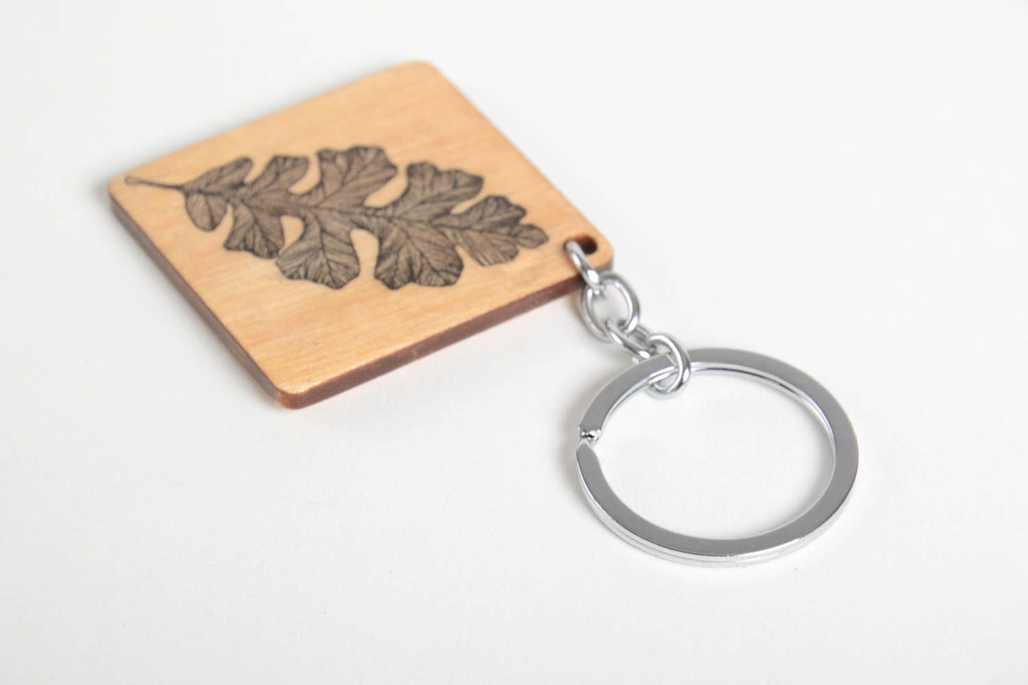 Porte-clés en bois fait main original carré avec feuille Accessoire design photo 4