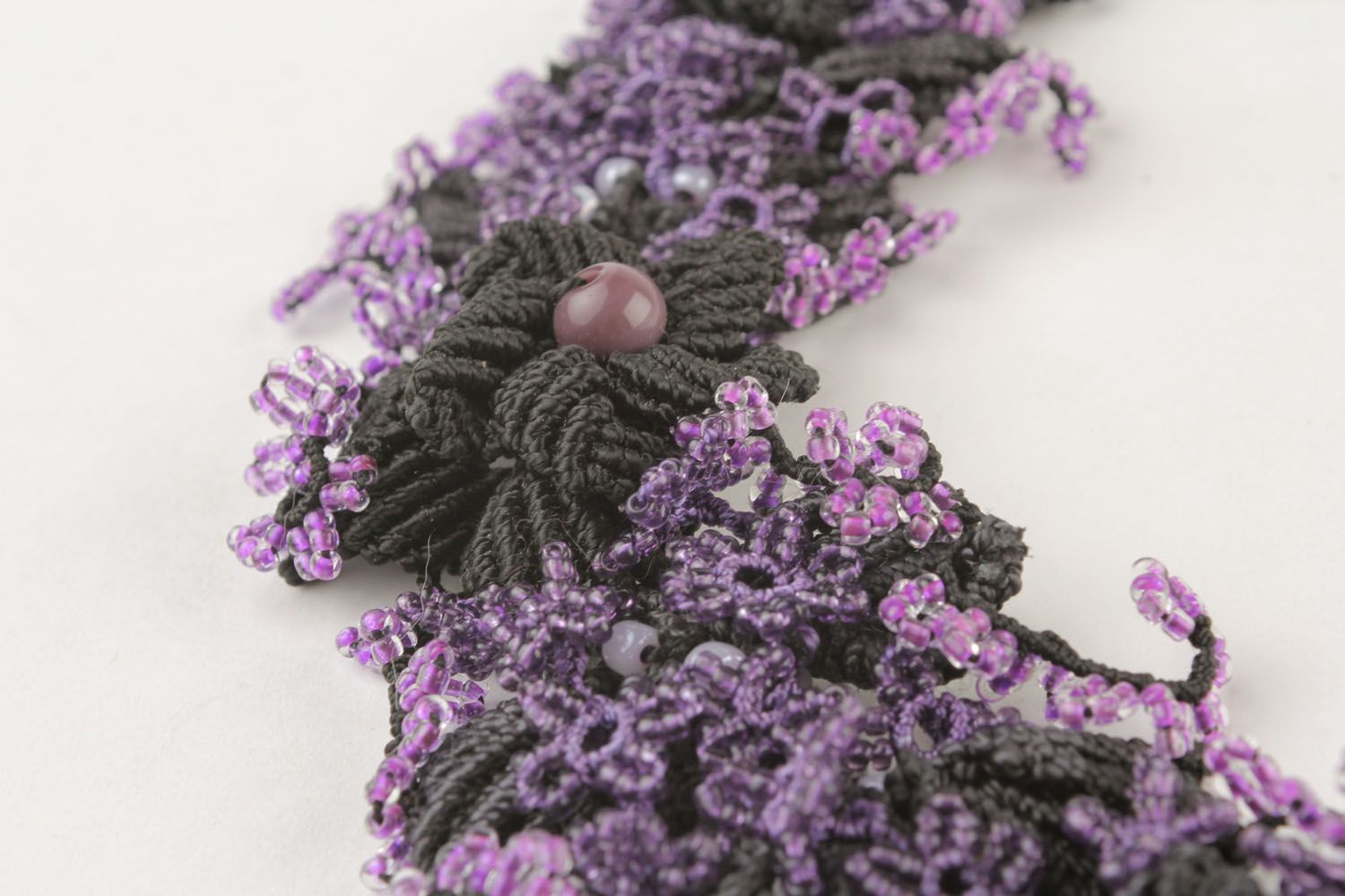 Collier mit Blumen in Techniken Ankars und Macrame foto 5