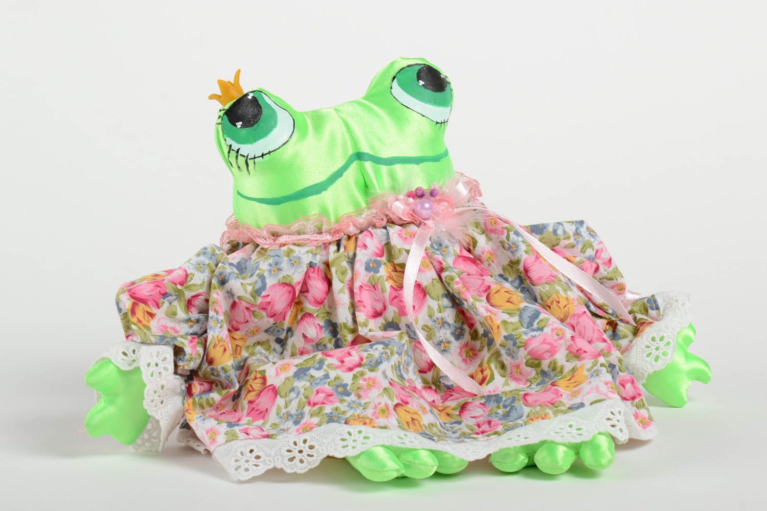Игрушка лягушка мягкая в платье разноцветная небольшая оригинальная хэнд мейд фото 2