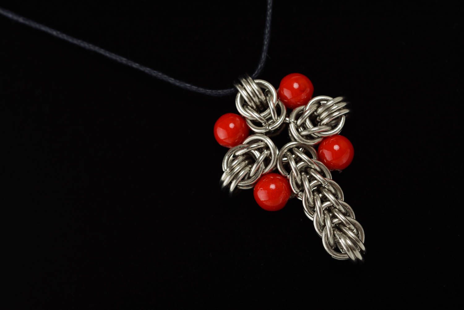 Pendentif croix en métal composé de mailles tressées et perles rouges fait main photo 4