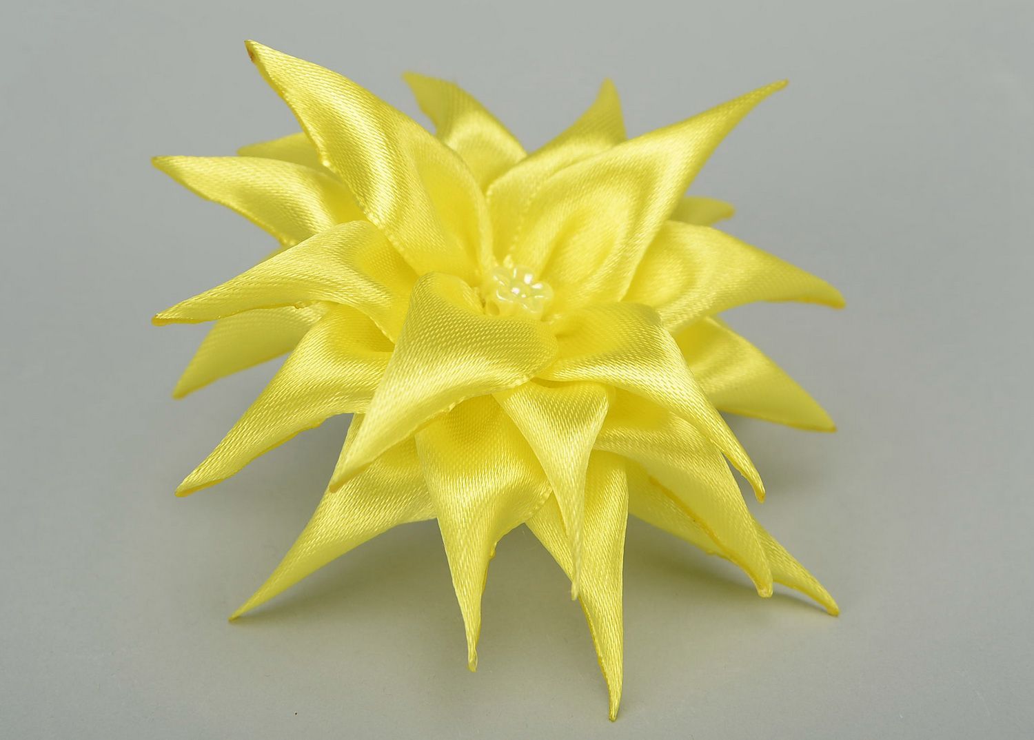 Резинка для волос с желтым атласным цветком фото 1