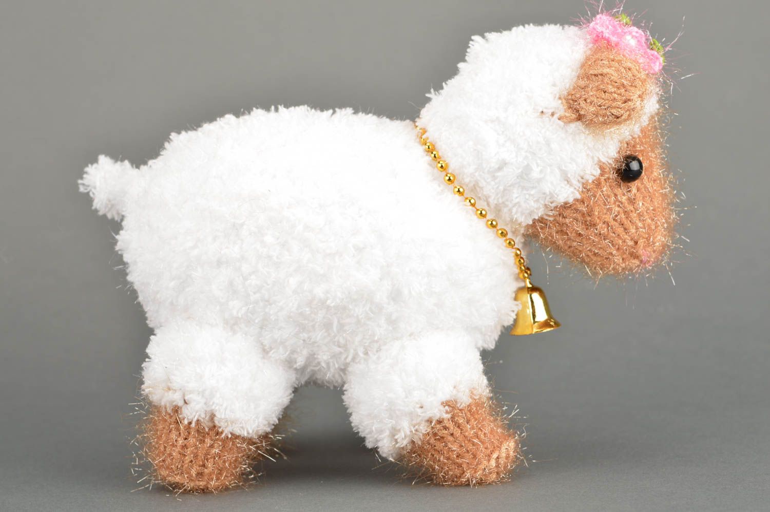 Мягкая вязаная игрушка овечка белая с колокольчиком ручной работы авторская фото 5