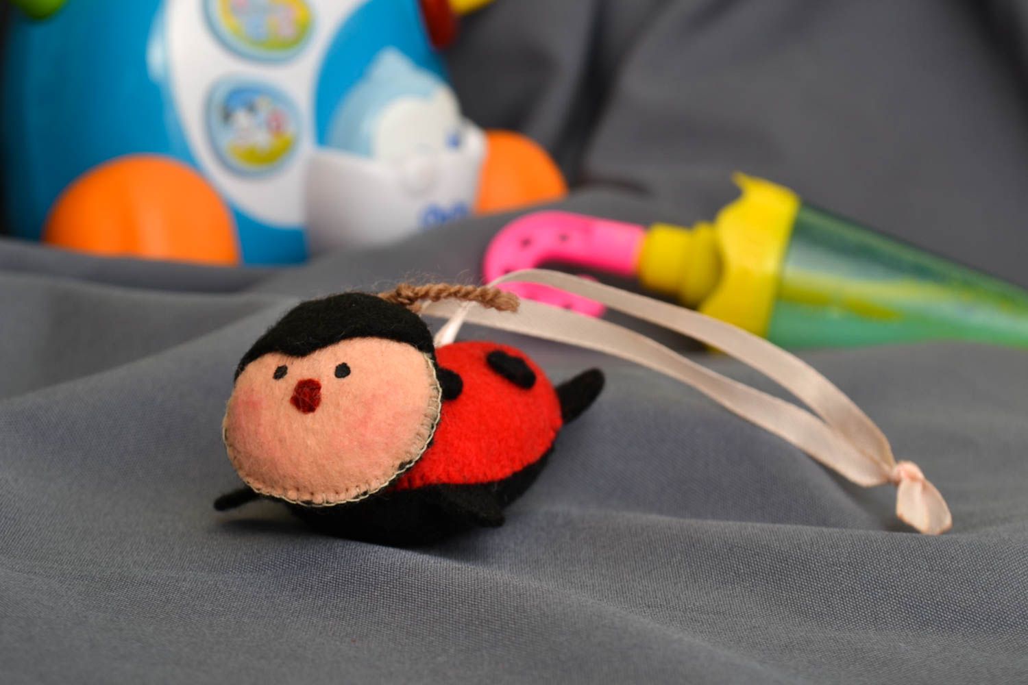 Игрушка ручной работы подвеска на кроватку игрушка для детей божья коровка фото 1