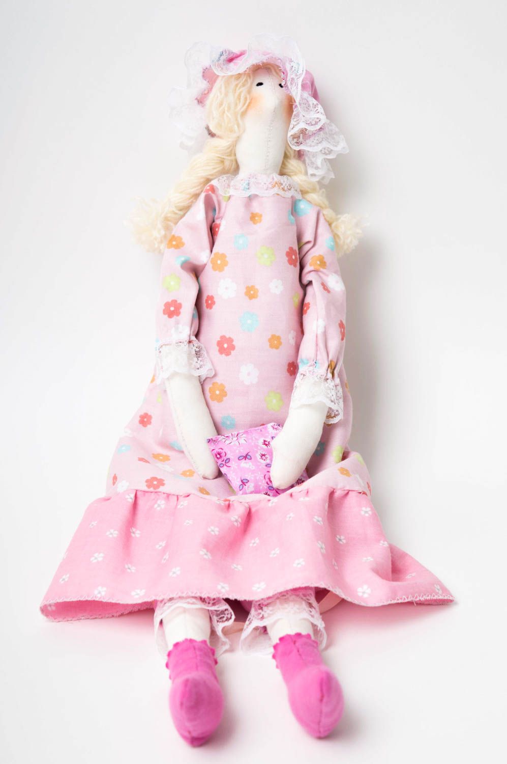 Poupée tissu Jouet pour enfant fait main Déco chambre fille design robe rose photo 2