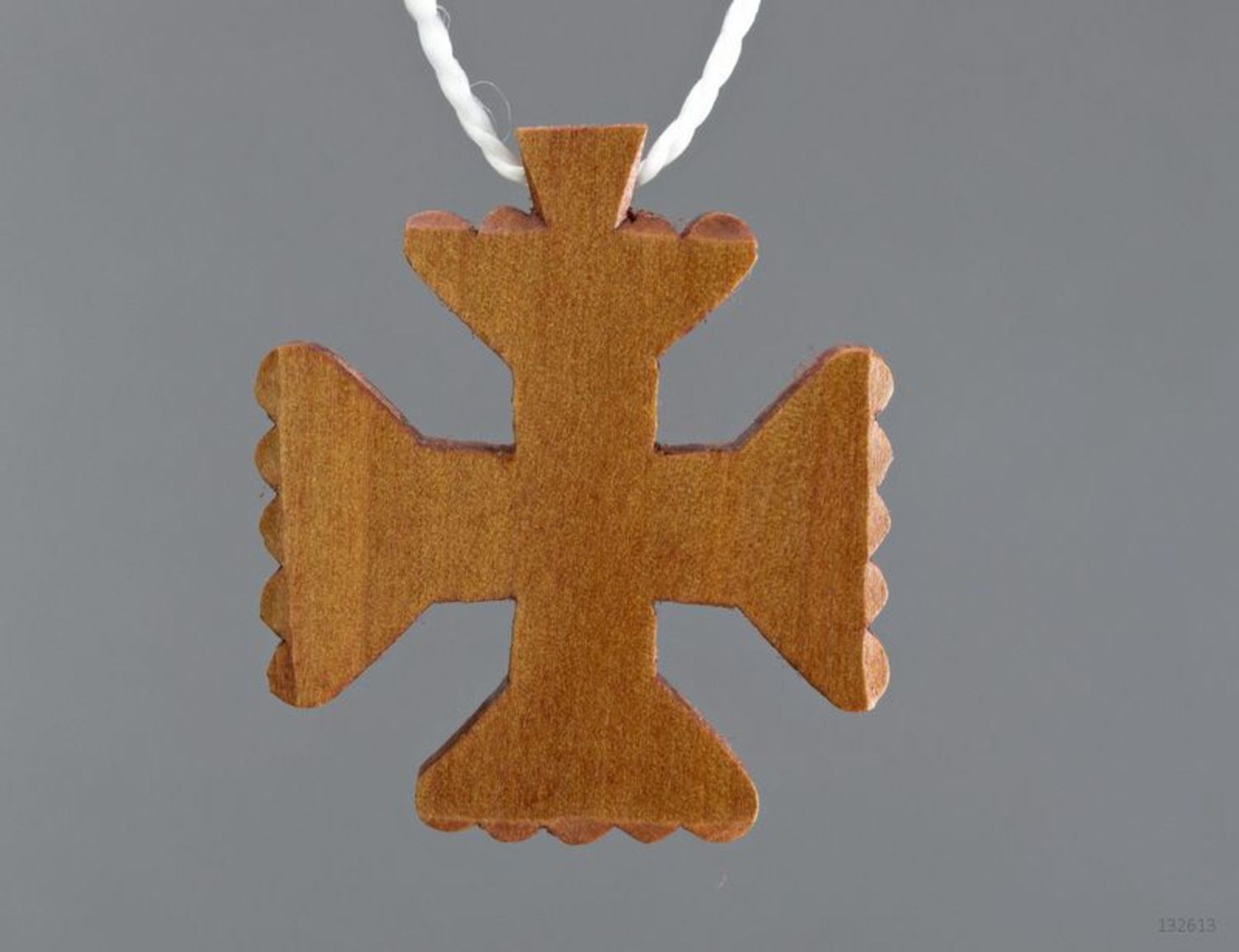 Cruz al cuello de madera, cruz tallada foto 3