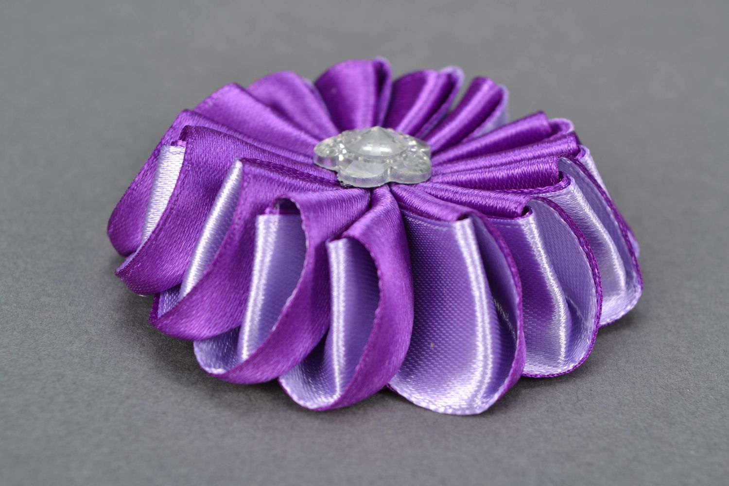 Flor decorativa violeta en técnica de kanzashi foto 1