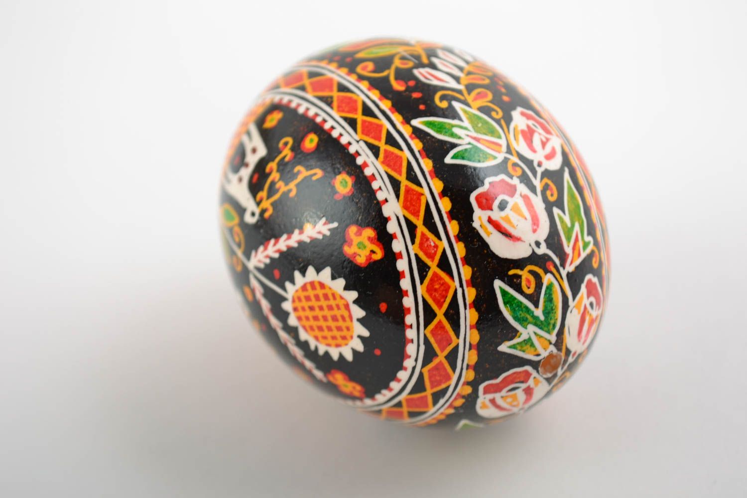 Красивое пасхальное яйцо расписанное акриловыми красками ручной работы авторское фото 4