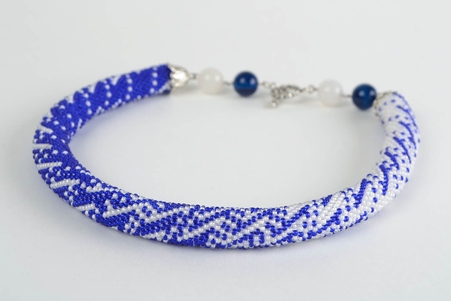 Beau collier en perles de rocaille bleu blanc au crochet fait main accessoire photo 4