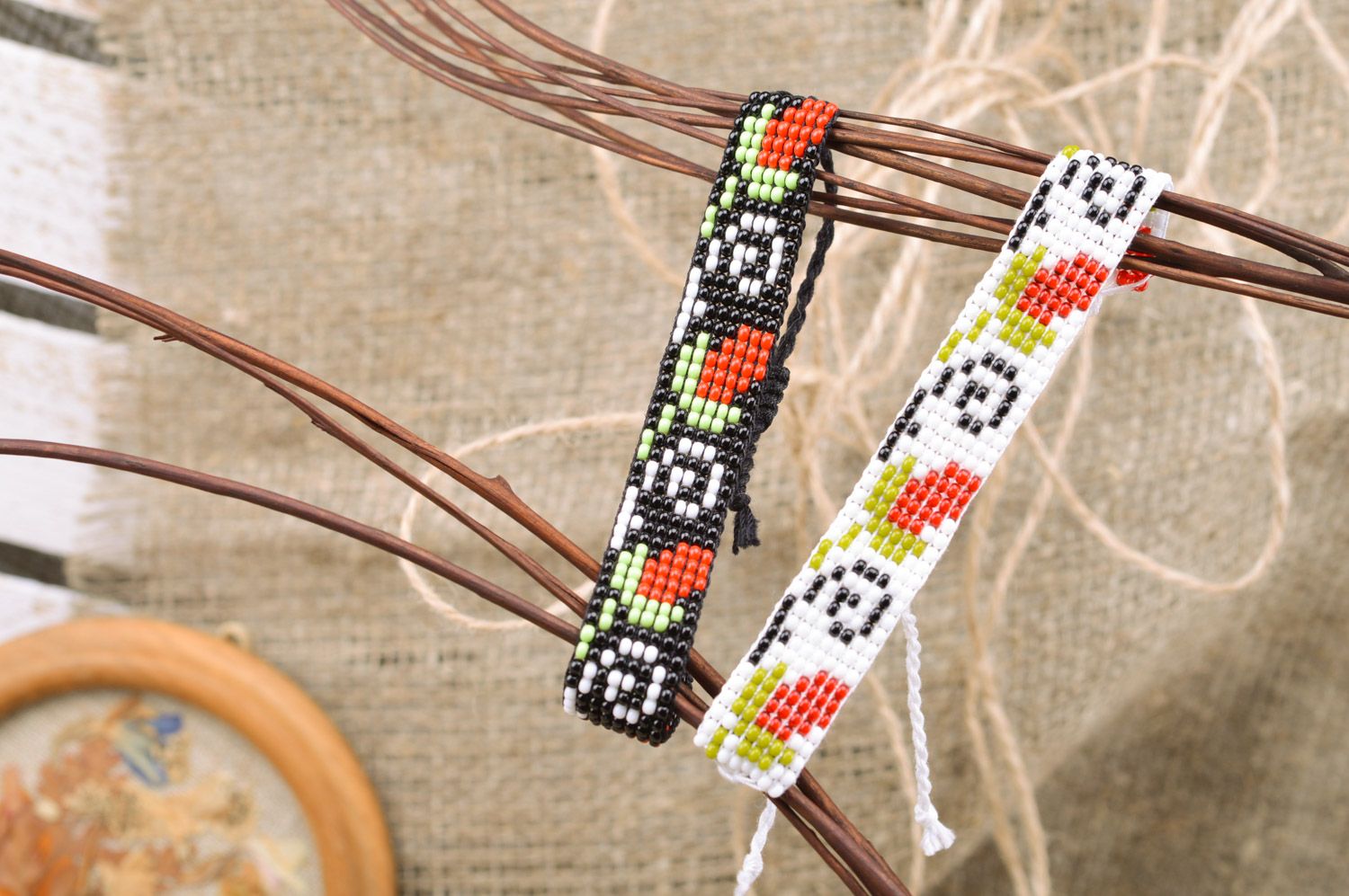Handmade Armbänder Set aus Glasperlen 2 Stück mit Ornamenten für modische Damen  foto 1