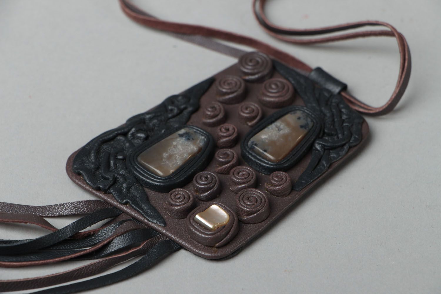Leather pendant with agate and nacre photo 3