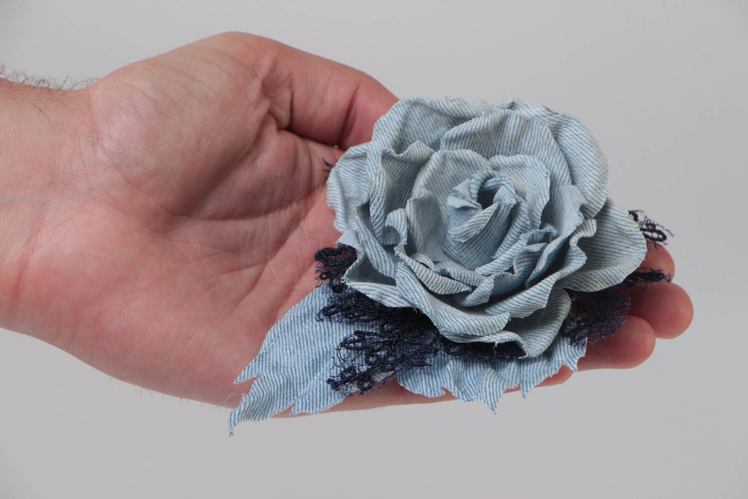Джинсовая брошь заколка в виде цветка розы голубая большая красивая хэнд мейд фото 5