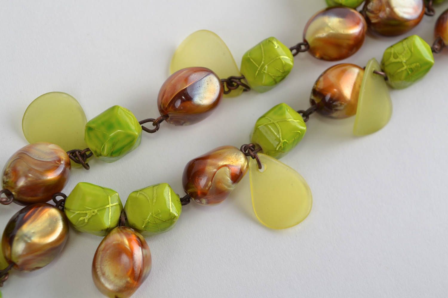 Collier fait main design original en perles acryliques vertes et brunes photo 5