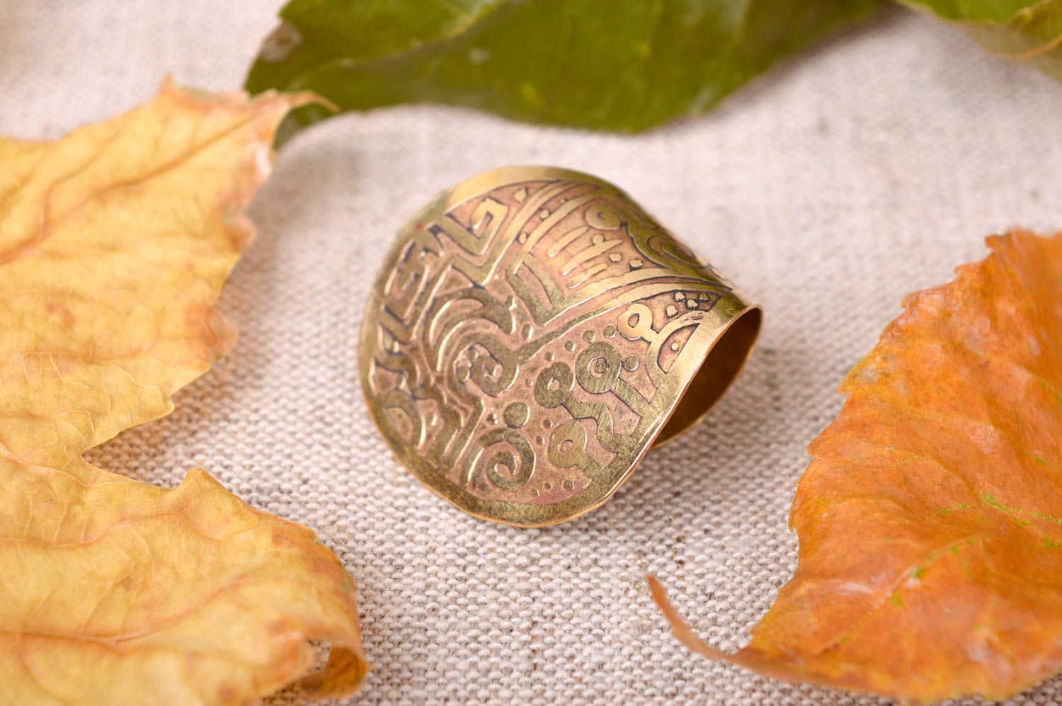 Кольцо ручной работы кольцо из латуни большое с узорами металлическое украшение фото 1