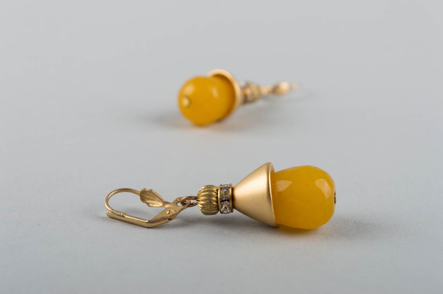 Серьги из натуральных камней с нефритом желтые латунные красивые ручной работы  фото 5