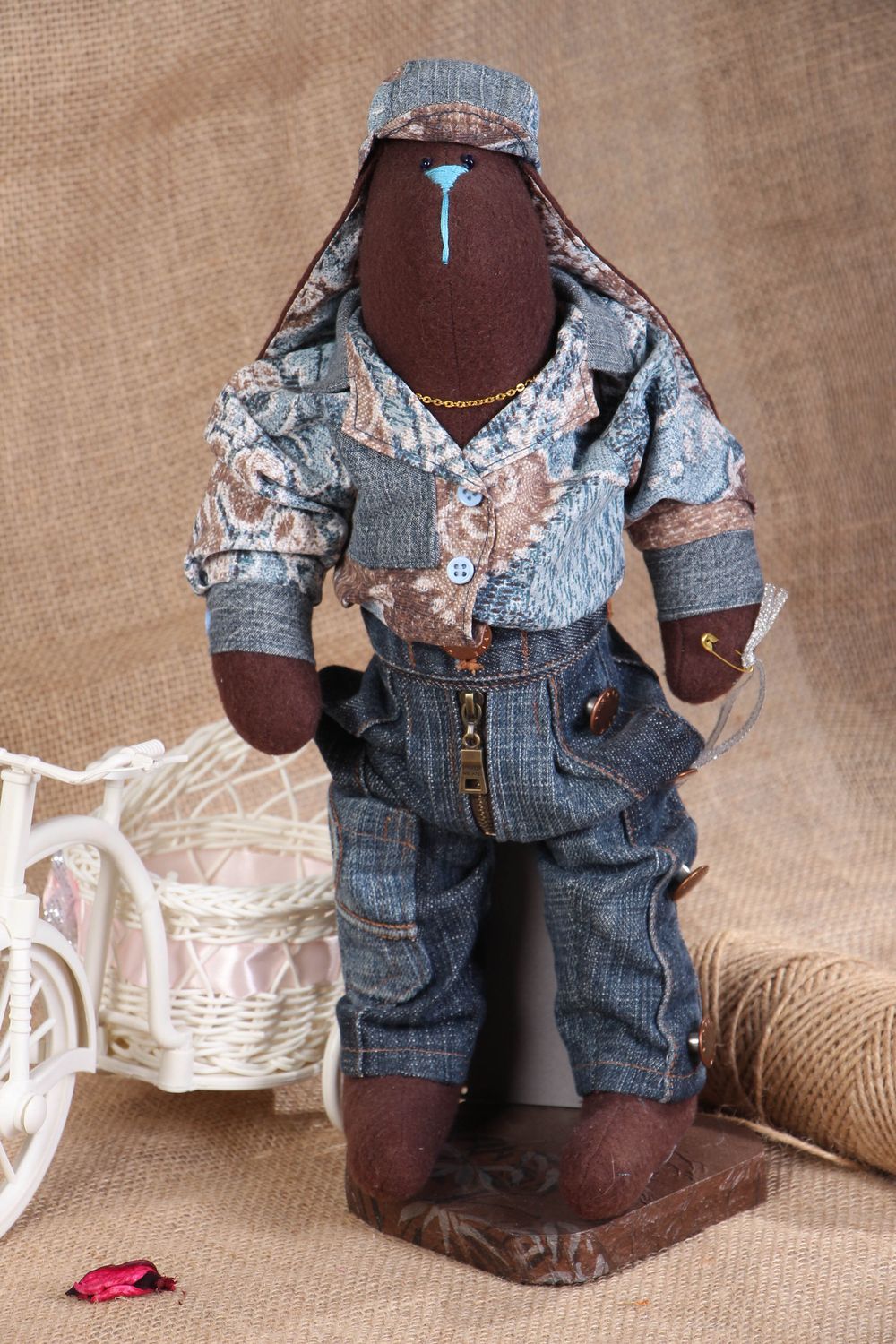 Мягкая кукла на подставке текстильная Заяц в джинсовом костюме фото 5