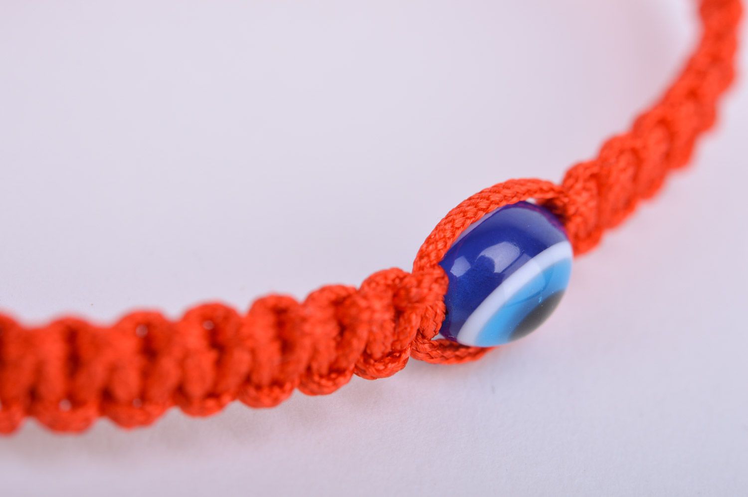 Плетеный браслет на руку из ниток красный ручной работы с бусинкой от сглаза фото 4