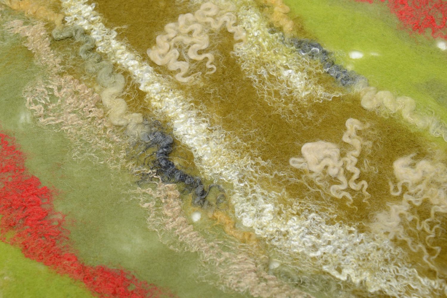 Шарф в технике валяния из шерсти в зеленой цветовой гамме фото 4