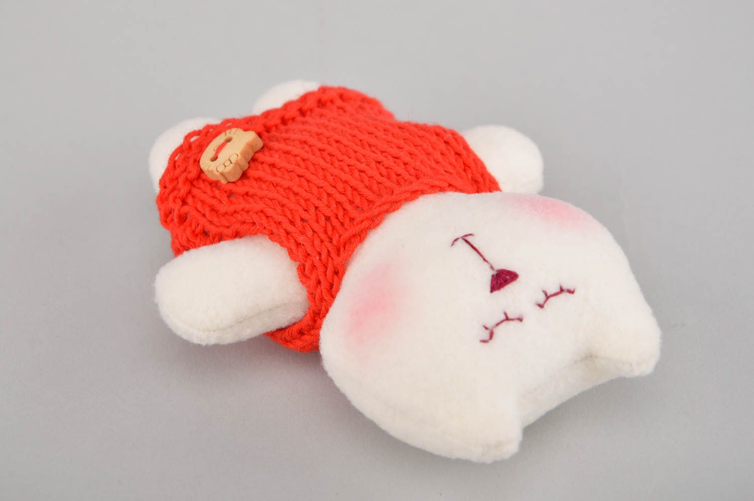 Флисовая игрушка в виде котика в красном платье маленькая ручной работы фото 4
