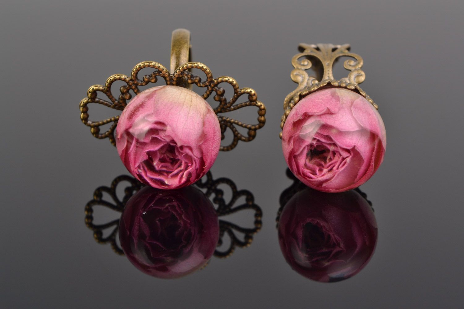 Conjunto de anillos con flores en resina epoxi artesanal para mujer dos anillos foto 3