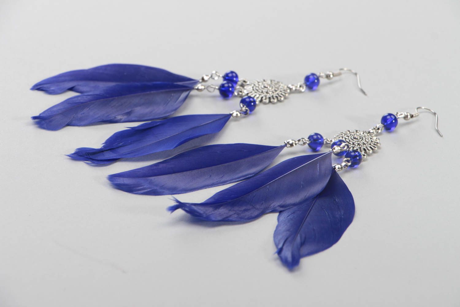 Boucles d'oreilles plumes bleues avec perles de verre longues faites main photo 3