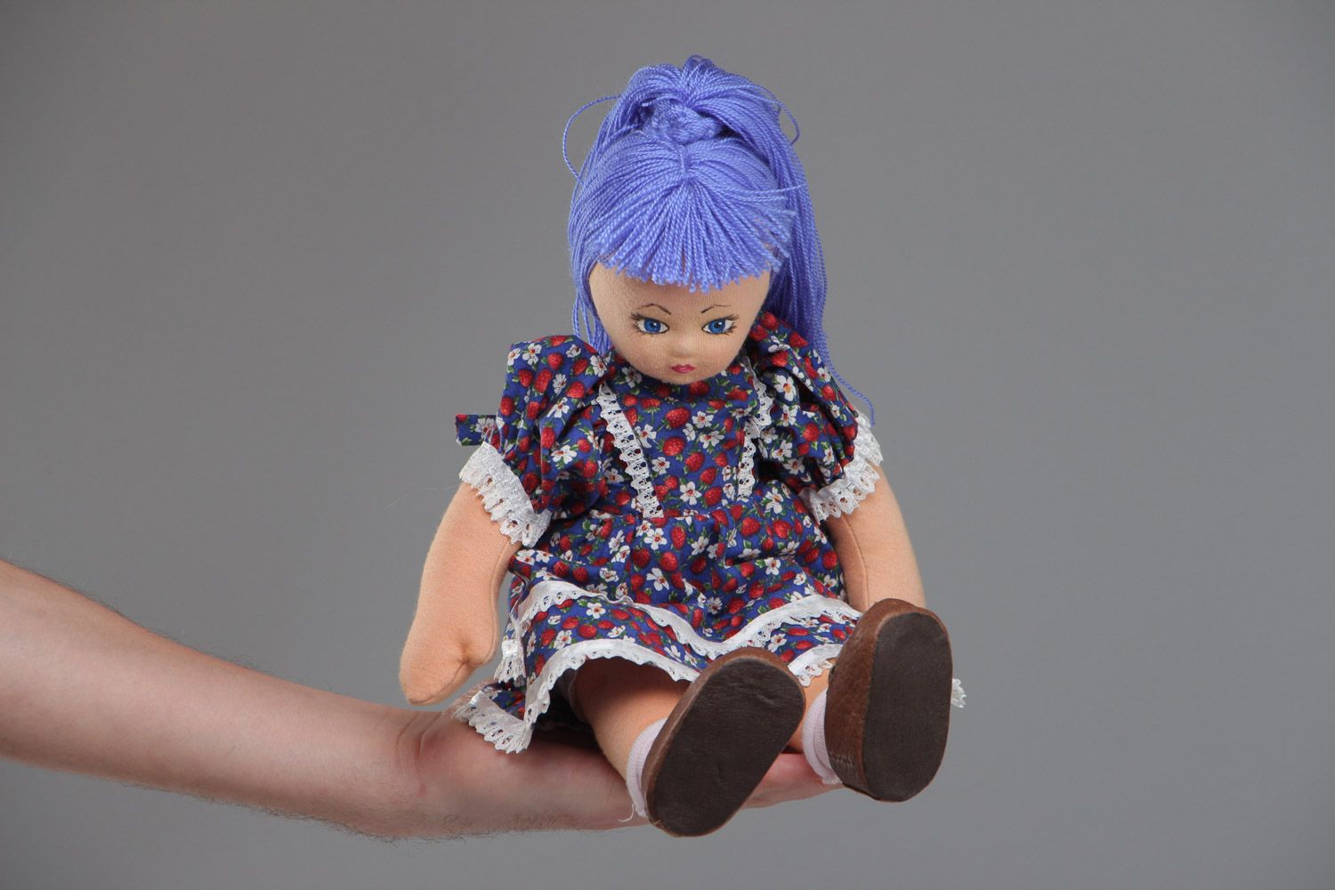 Designer handgemachte Puppe aus Stoff mit blauen Haaren im bunten Kleid für Kinder  foto 5