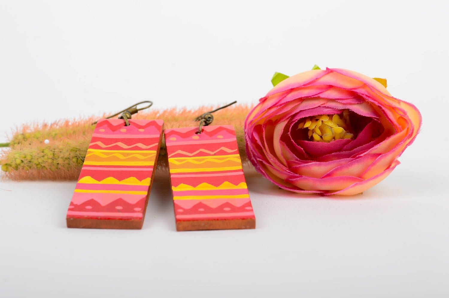 Красивые серьги украшение ручной работы керамические серьги с орнаментом розовые фото 1