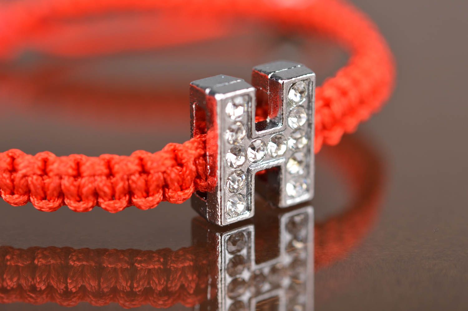 Bracelet en fils tressés fin rouge fait main avec lettre H et perles fantaisie photo 3