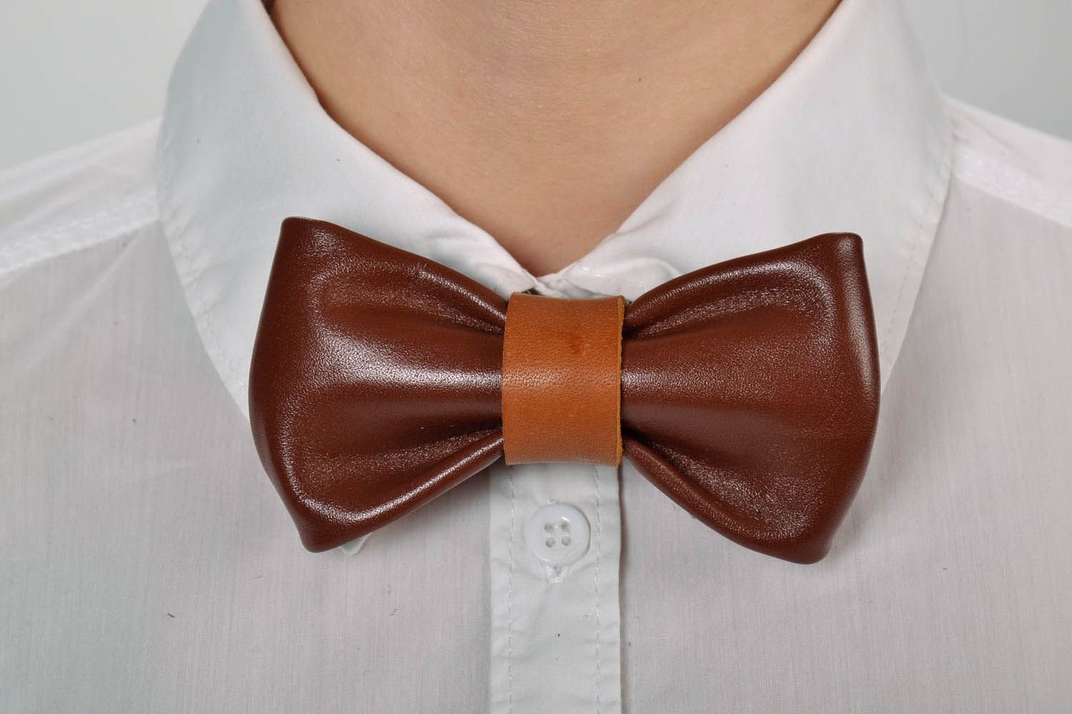 Кожаный галстук-бабочка фото 5