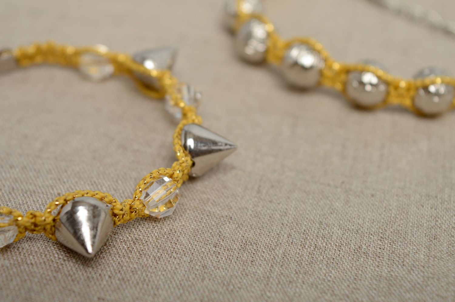 Bracelet en macramé jaune avec piques et perles fantaisie fait main pour femme photo 5