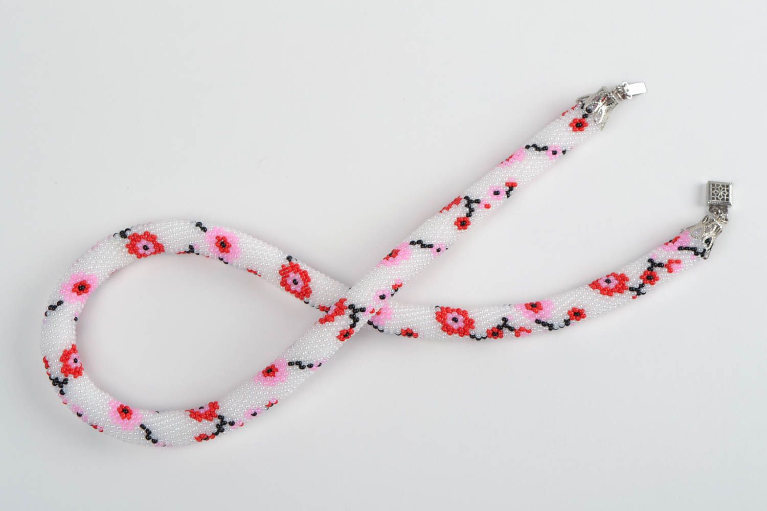 Joli collier en perles de rocaille tricoté au crochet fait main Sakura photo 3