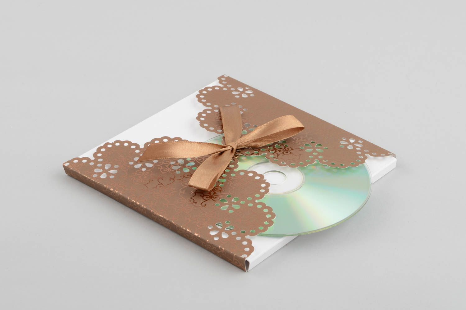 Handmade braune CD Papierhülle kreatives Geschenk Design Verpackung mit Spitze foto 3