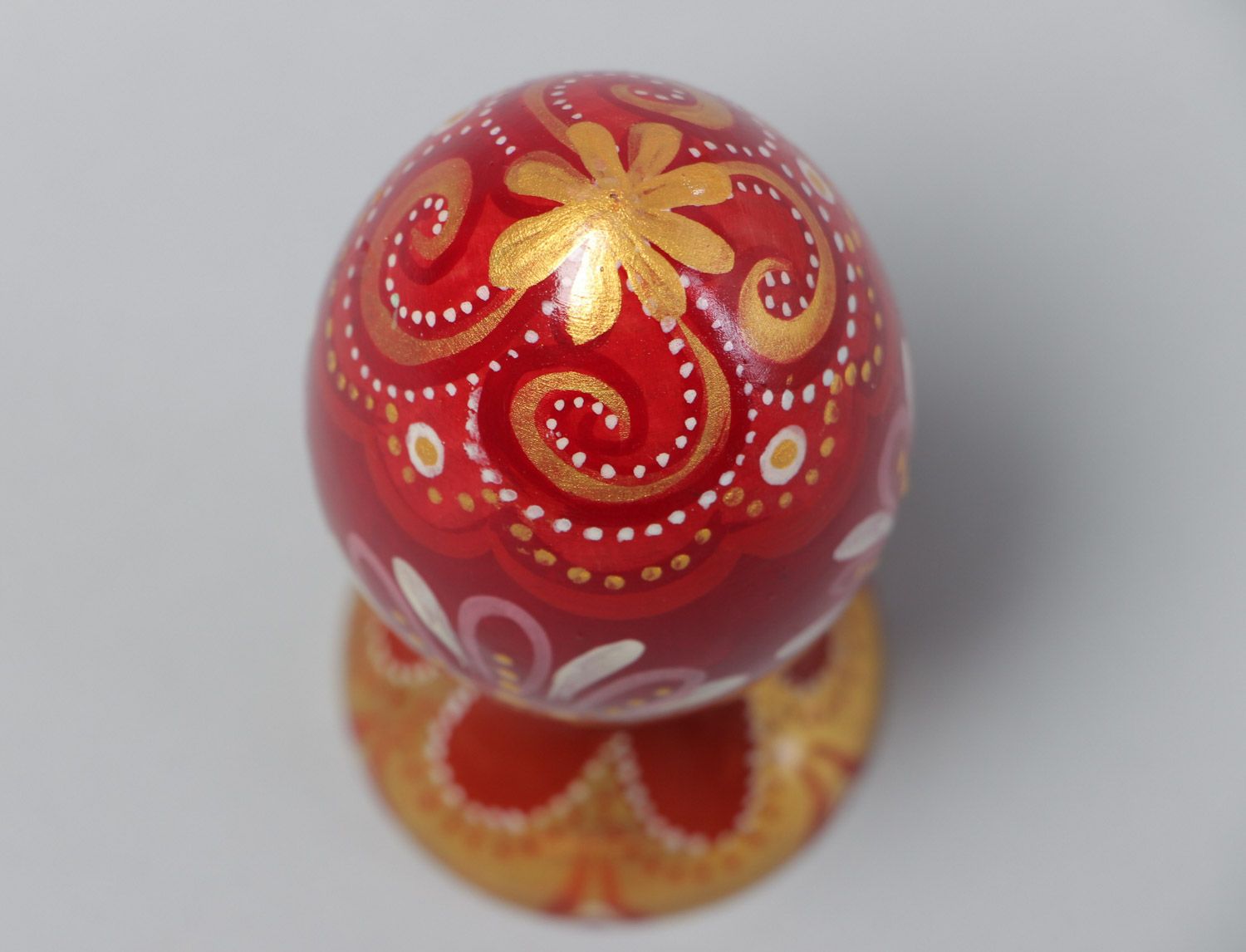 Huevo de Pascua artesanal pintado rojo dorado elegante foto 3