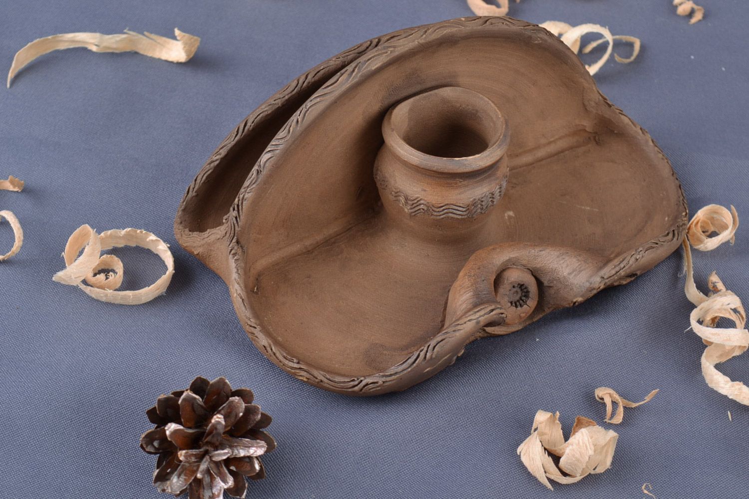 Soporte para servilletas de cerámica artesanal con lugar para salero y pimentero foto 1