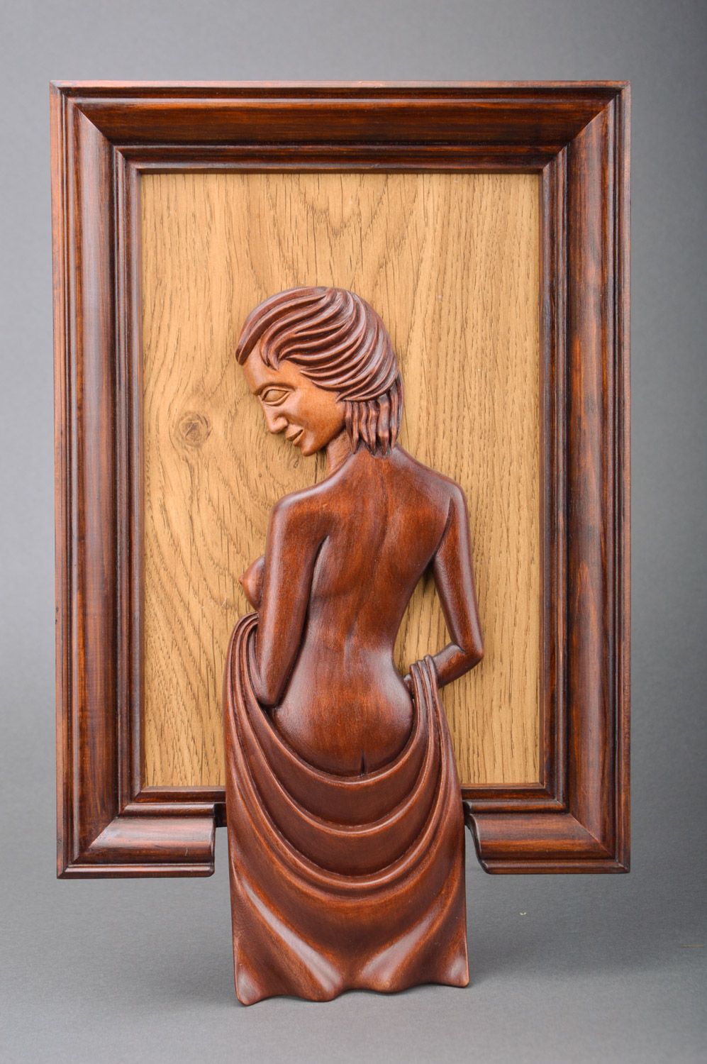 Панно из дерева ручной работы с женщиной коричневого цвета среднего размера фото 2