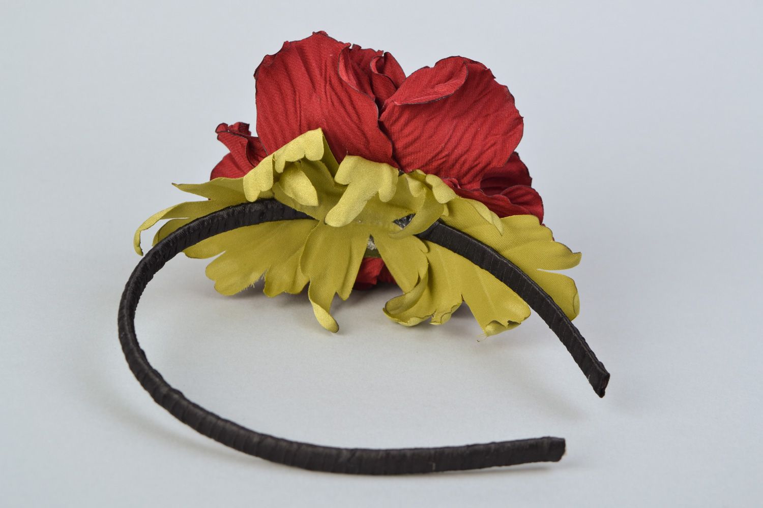 Diadema hecha a mano con flor burdeos bonita de autor foto 4