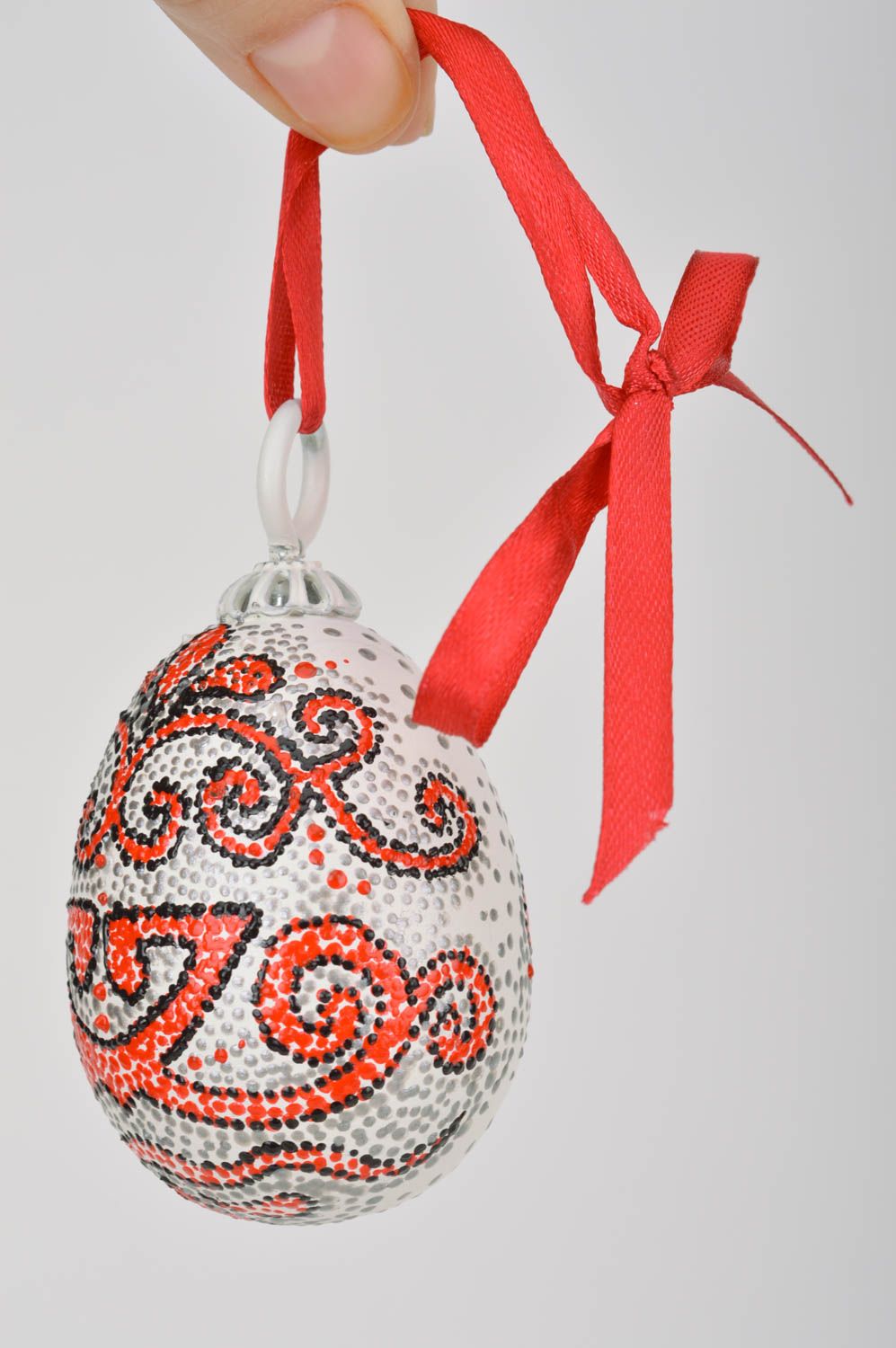 Huevo de Pascua pintado con tintes acrílicos en técnica de punteado artesanal foto 3