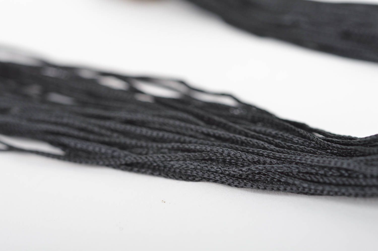 Длинные черные серьги с кисточками из шнуров красивые аксессуар ручной работы фото 4