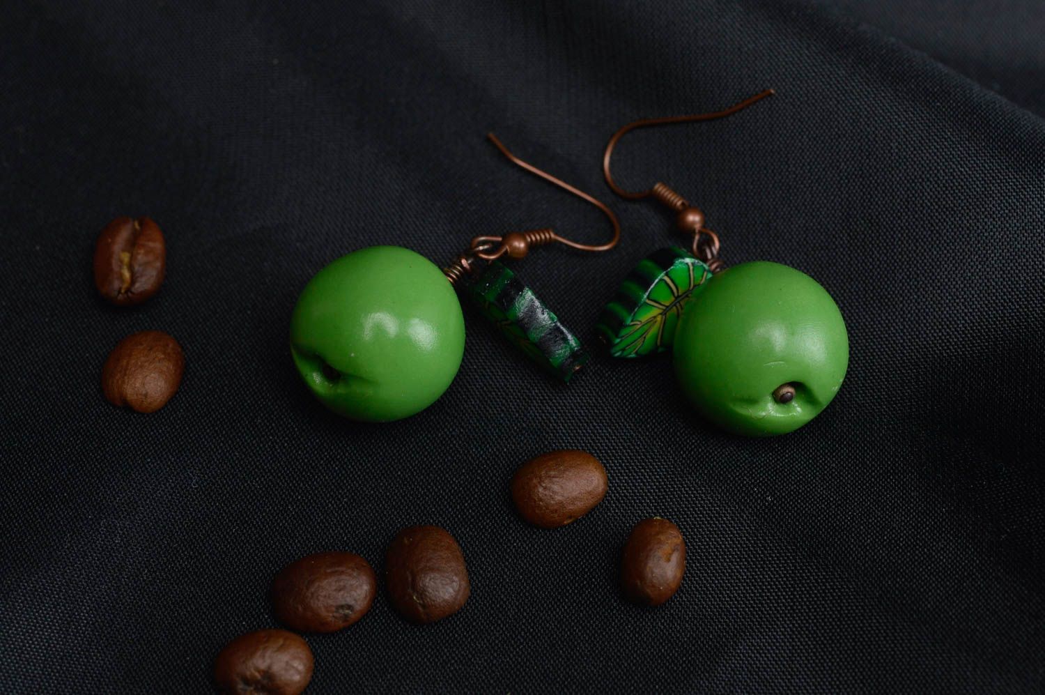Grelle handgemachte Ohrringe mit Anhängern grüne Äpfel mit Blättern für Damen foto 1