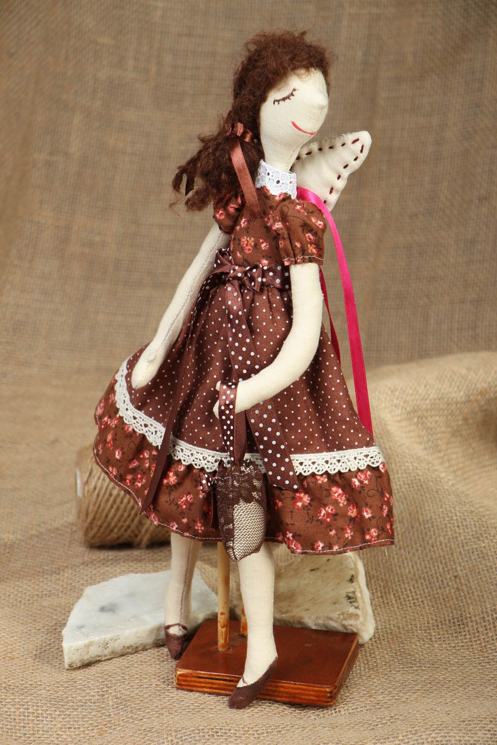 Muñeca artesanal con forma de angelito con vestido marrón y bolso foto 5