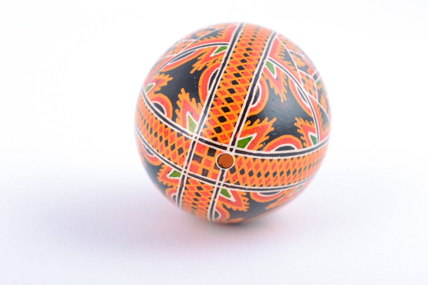 Яркое расписное куриное яйцо ручной работы с разноцветными орнаментами фото 5