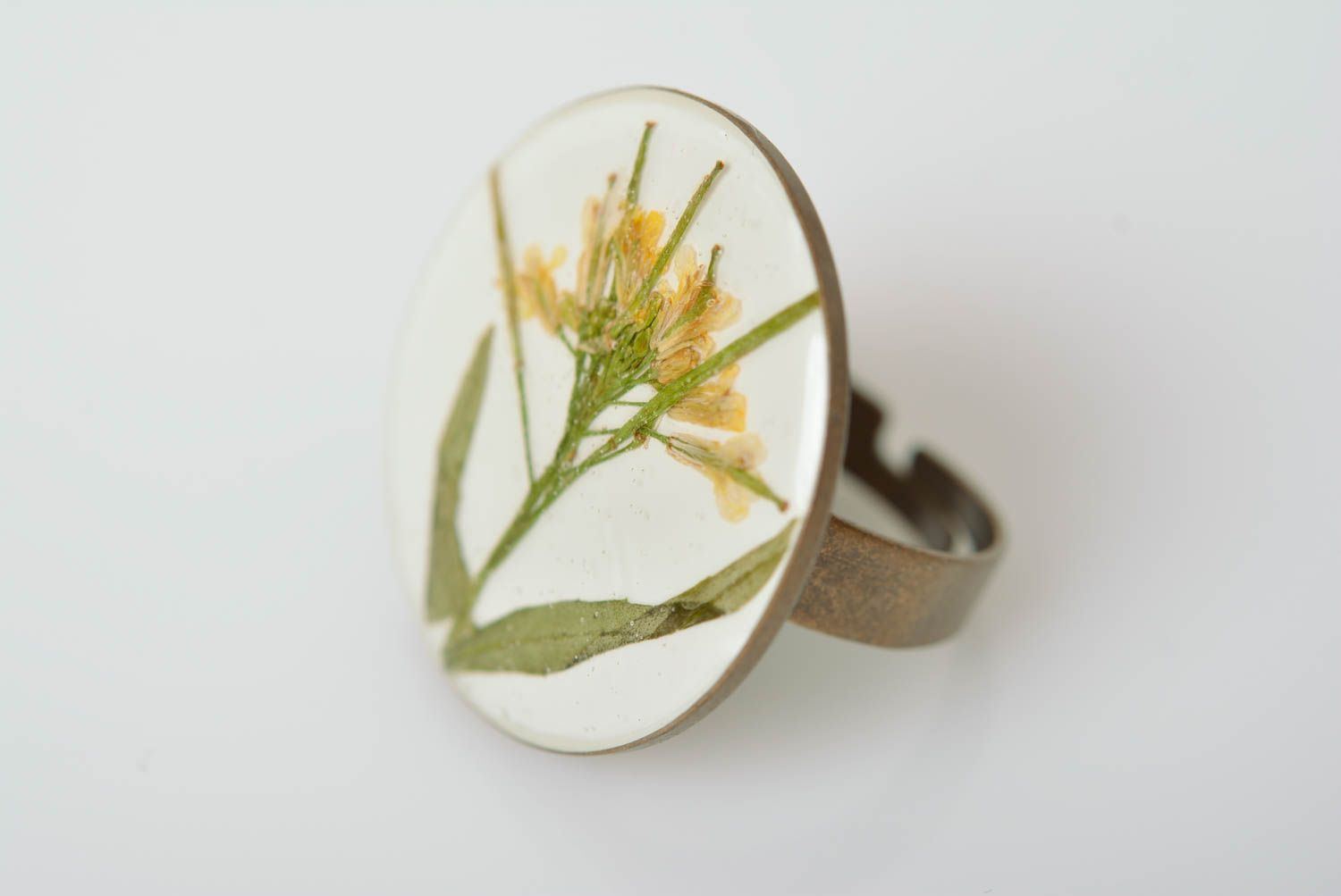 Кольцо с сухоцветами в эпоксидной смоле круглое летнее красивое ручной работы фото 1
