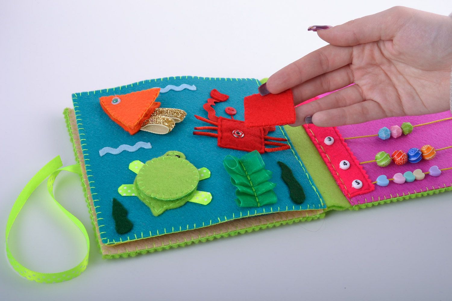 Handgemachtes Lernspielzeug aus Filz mit verschiedenen dekorativen Elementen für Baby foto 3