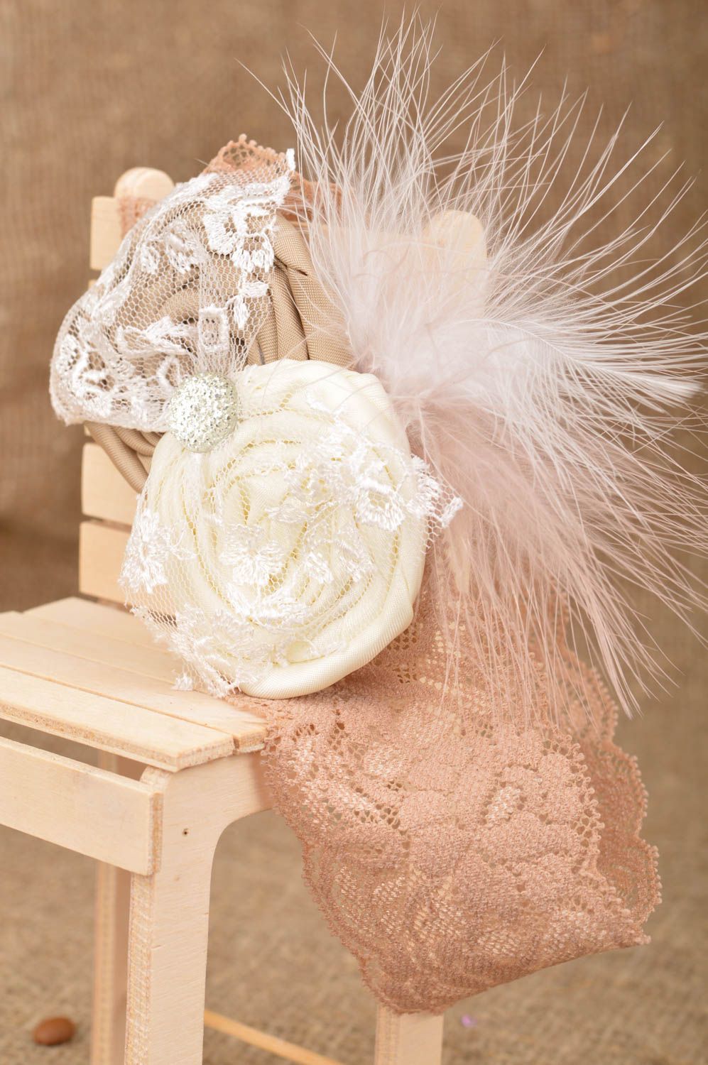 Braunes Ajour Haarband mit Blume handmade origineller Schmuck für Frauen foto 1