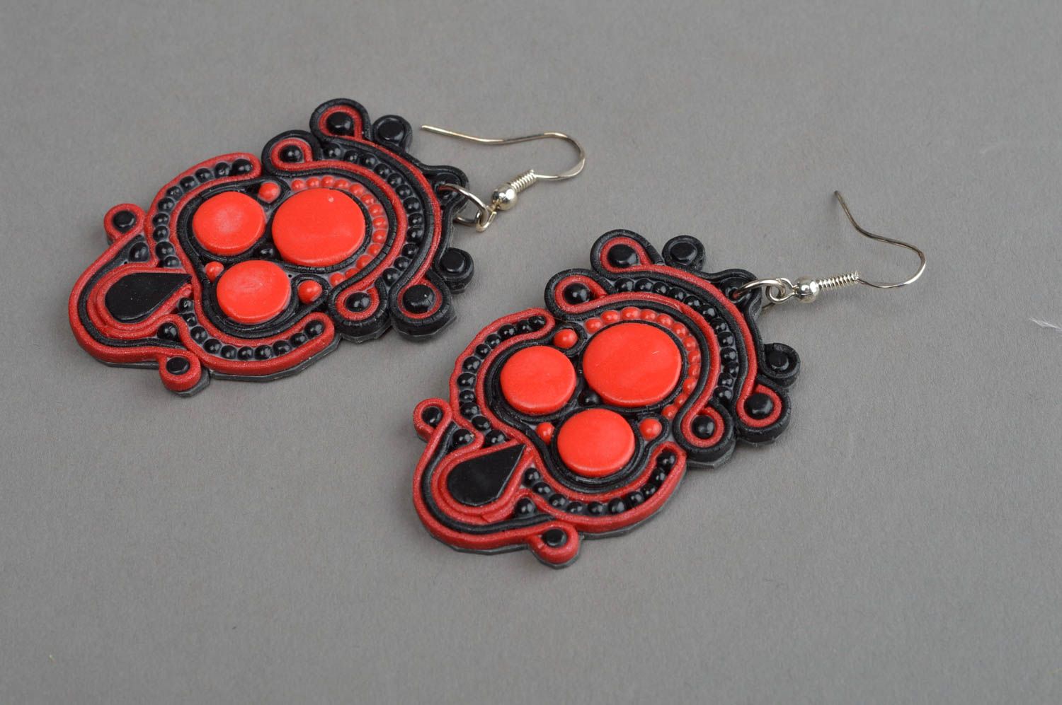 Große rot schwarze handmade Ohrringe aus Polymerton für Damen Krönung  foto 2