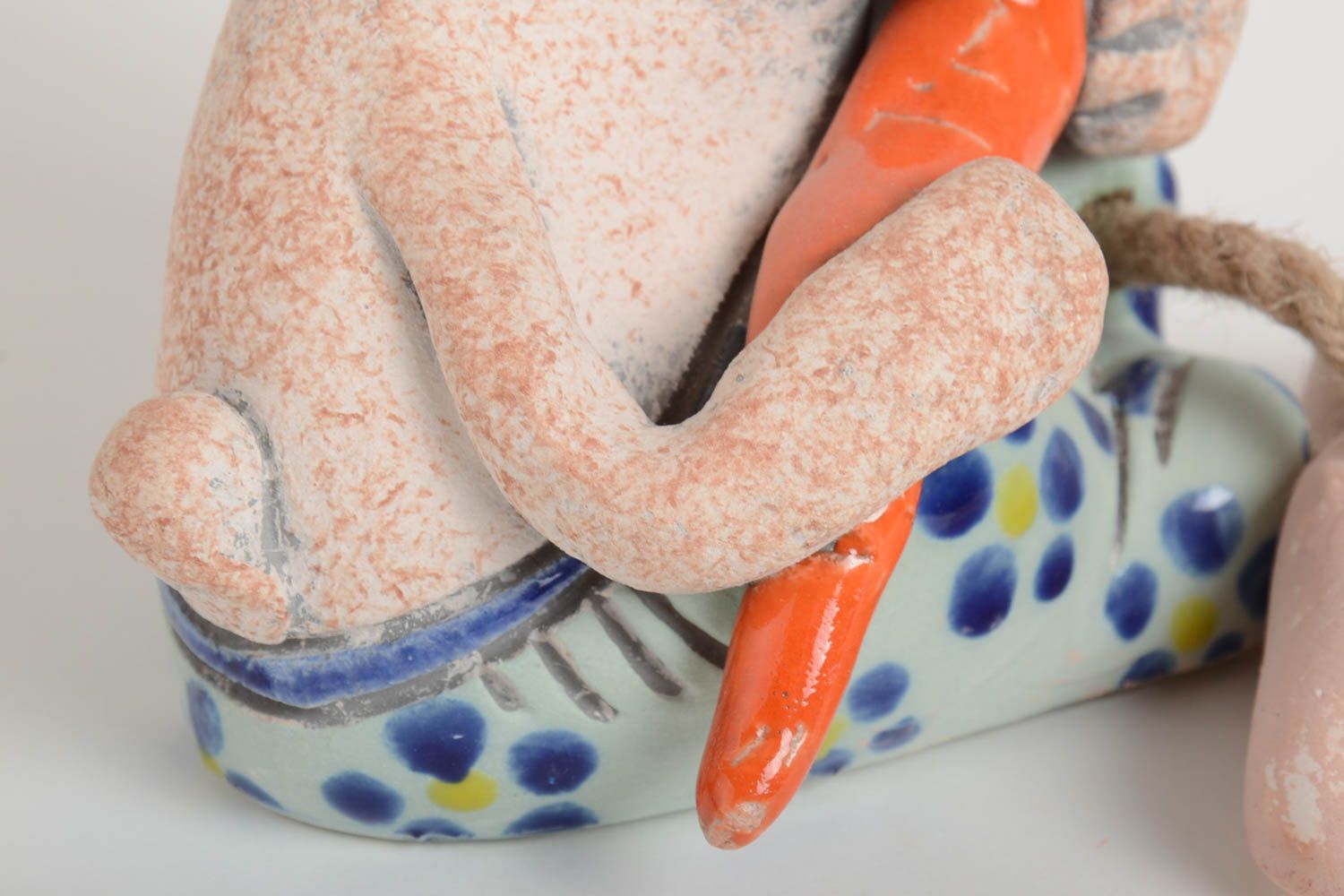 Hucha de cerámica hecha a mano elemento decorativo alcancía decorada Conejito foto 4